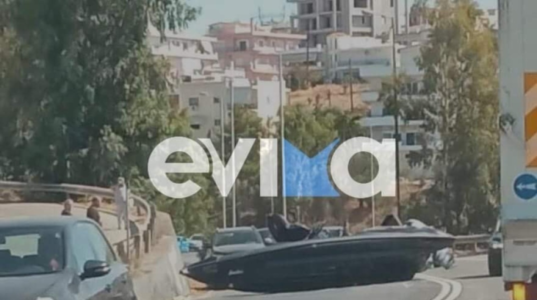 Σκάφος έφυγε από τρέιλερ αυτοκινήτου 