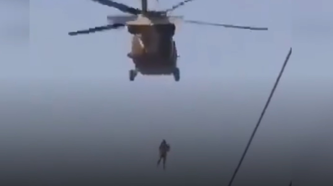 Αφγανιστάν: Άνδρας φαίνεται να κρέμεται από ελικόπτερο Black Hawk