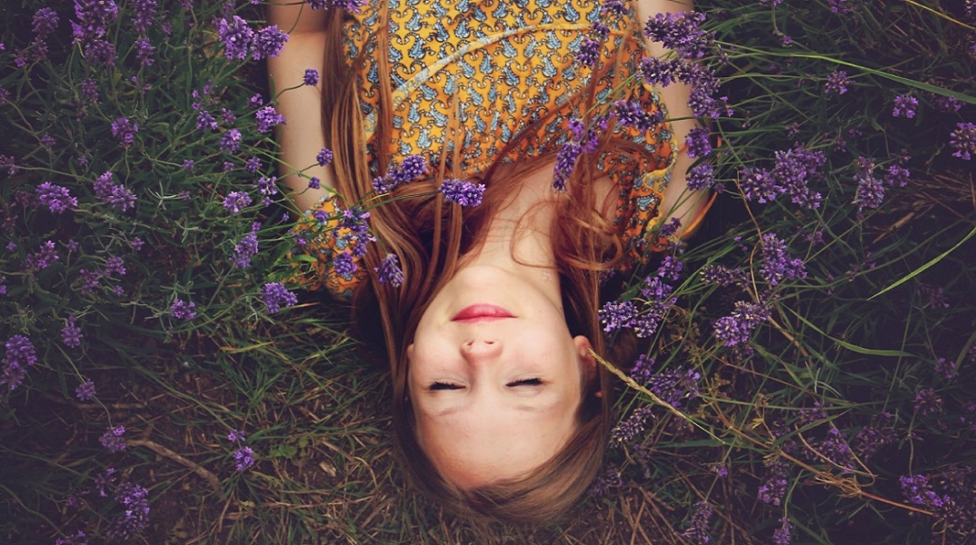 Ένα κορίτσι ανάμεσα στα λουλούδια