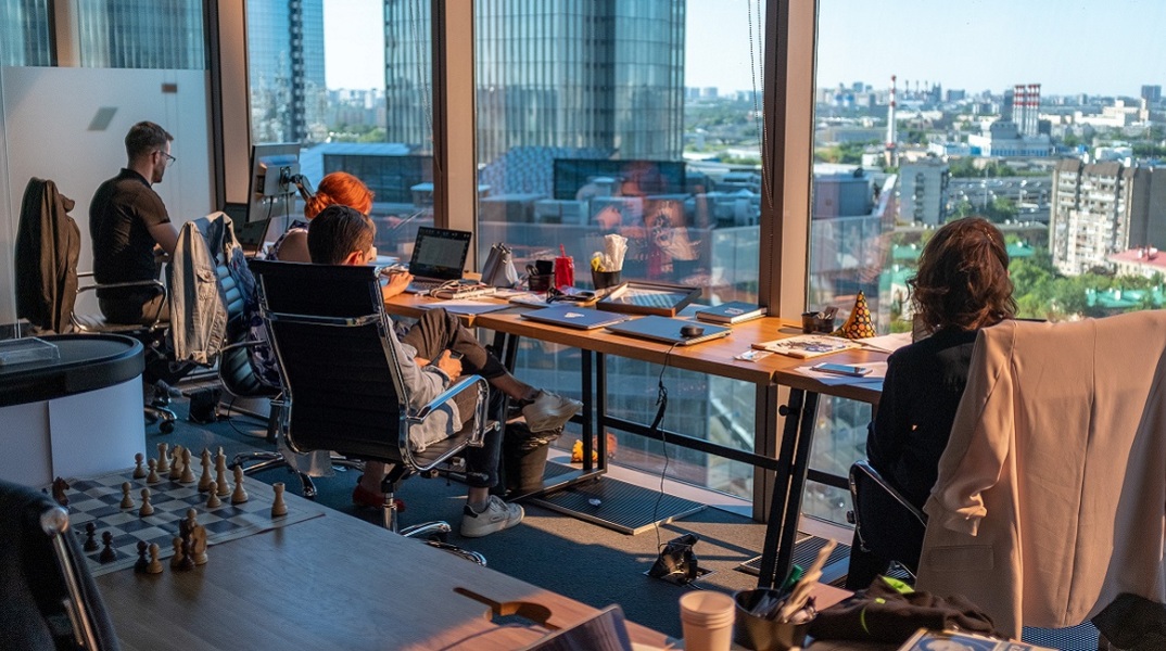 Άτομα δουλεύουν σε ένα γραφείο.