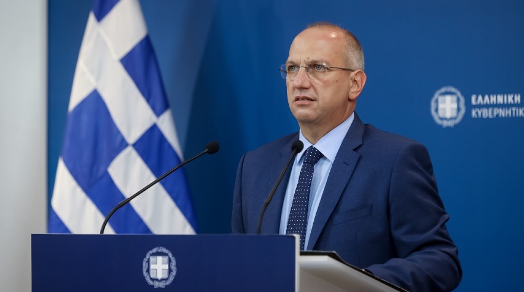 Ο κυβερνητικός εκπρόσωπος, Γιάννης Οικονόμου, κατά τη διάρκεια της ενημέρωσης των πολιτικών συντακτών