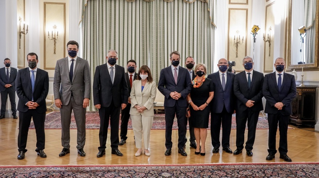Στιγμιότυπο από την τελετή ορκωμοσίας των νέων μελών της κυβέρνησης
