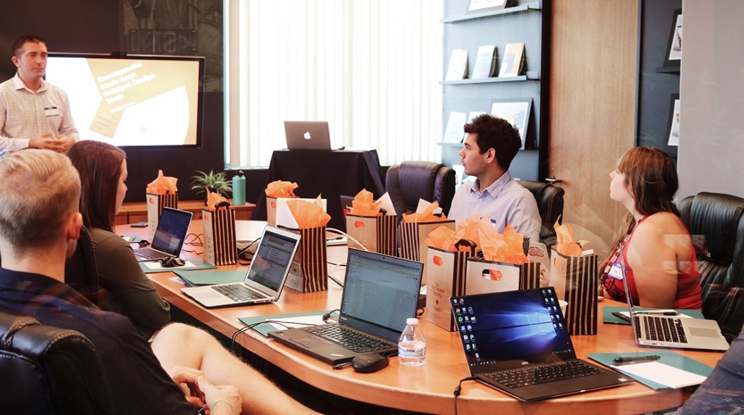 Μια ομάδα εργαζόμενων κατά τη διάρκεια ενός meeting. 