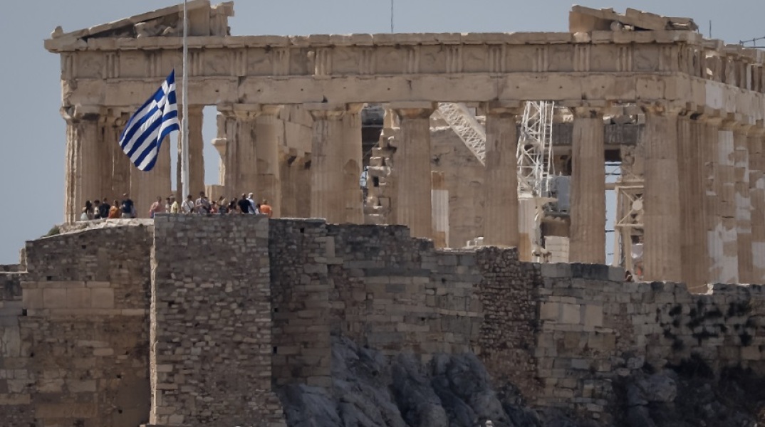 Ακρόπολη - Μεσίστια η ελληνική σημαία στον Ιερό Βράχο - Εθνικό πένθος για τον θάνατο του Μίκη Θεοδωράκη