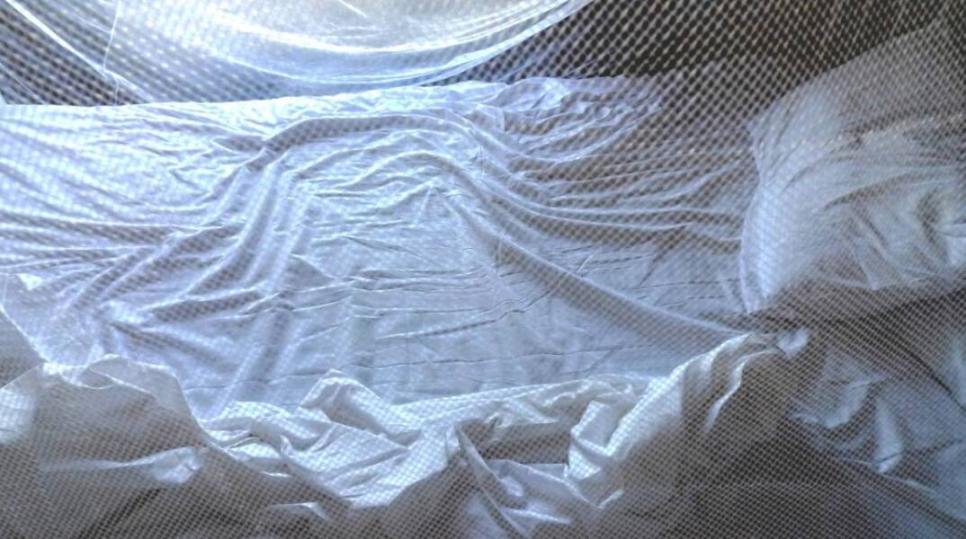 Φωτογραφία στο εξώφυλλο της συλλογής «Ποιήματα» του Ηλία Ευθυμιόπουλου (εκδ. ATHENS VOICE BOOKS)