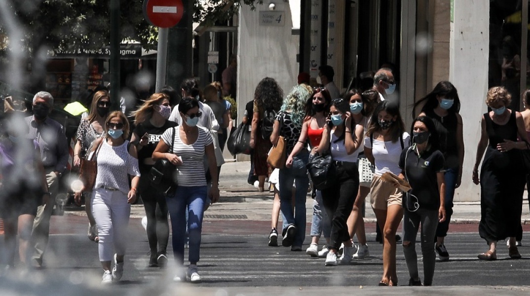 Πολίτες με μάσκα στο κέντρο της Αθήνας 