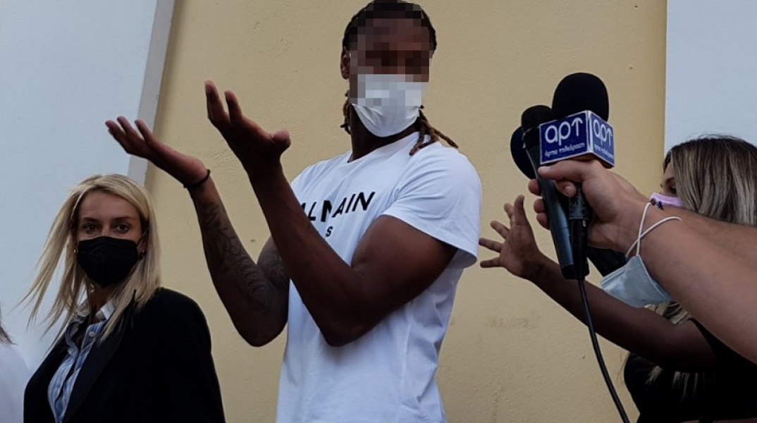 Ο ποδοσφαιριστής, Ρούμπεν Σεμέδο, βγαίνει από την αίθουσα της ανακρίτριας