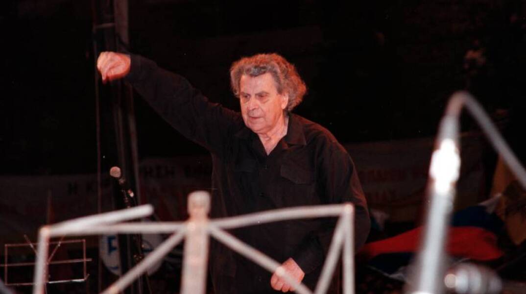 Ο Μίκης Θεοδωράκης σε αντιπολεμική συναυλία στο Σύνταγμα (27/04/1999)
