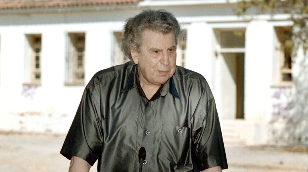 Ο Μίκης Θεοδωράκης μπροστά από τις πρώην φυλακές Ωρωπού όπου είχε κρατηθεί το 1969