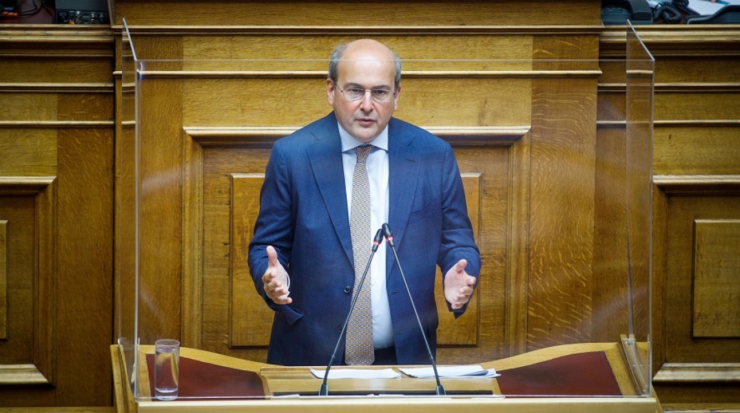 Ο υπουργός Εργασίας, Κωστής Χατζηδάκης, στο βήμα της Βουλής