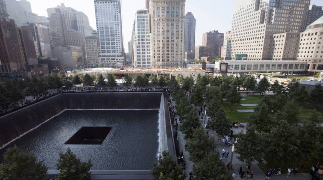 Μνημείο στο σημείο των Δίδυμων Πύργων μετά την επίθεση της 11ης Σεπτεμβρίου