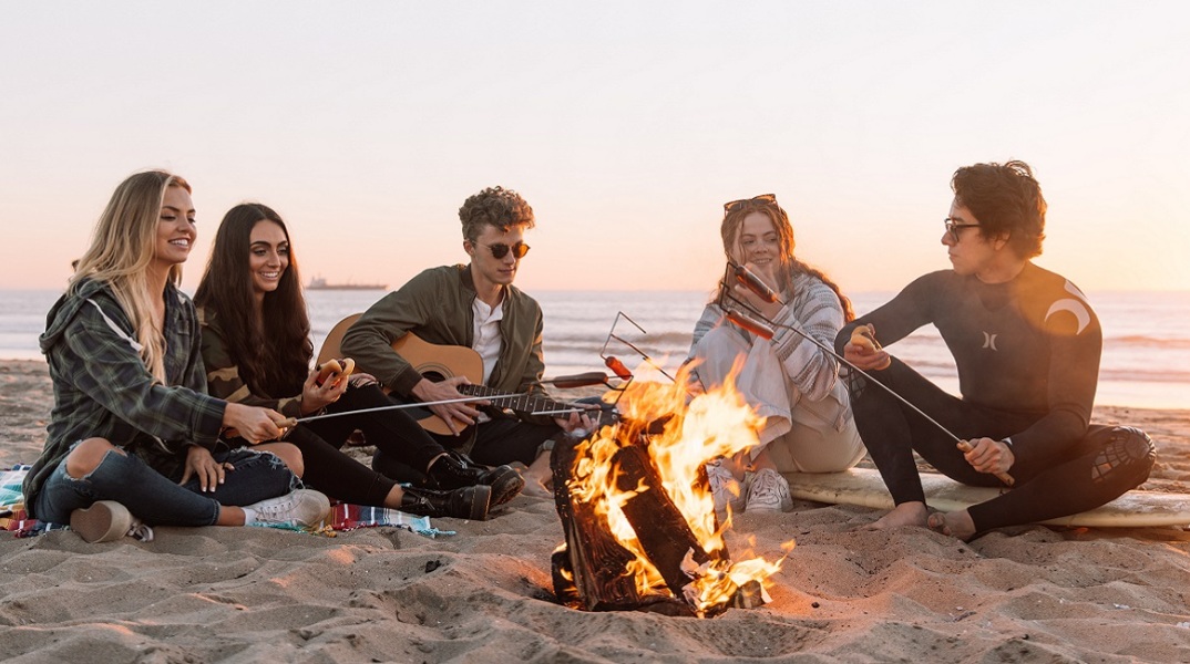 Μια παρέα στην παραλία.