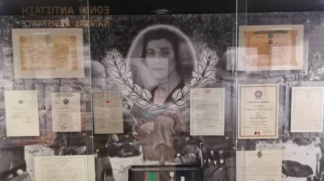 Προθήκη με τις τιμητικές διακρίσεις της Λέλας Καραγιάννη στο Πολεμικό Μουσείο Αθηνών