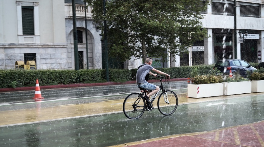 Καταιγίδα - βροχή - Ποδηλάτης στο κέντρο της Αθήνας