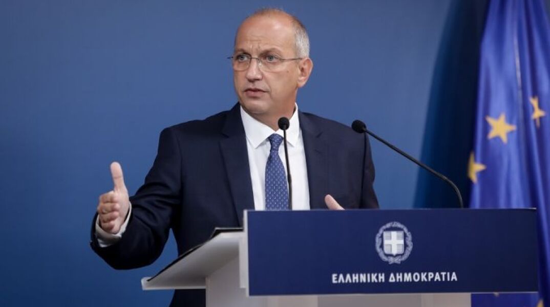 Ο κυβερνητικός εκπρόσωπος, Γιάννης Οικονόμου, κατά τη διάρκεια της ενημέρωσης των πολιτικών συντακτών