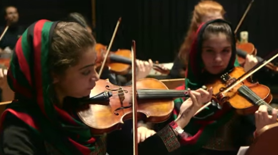 Τα κορίτσια της ορχήστρας Zohra στο Αφγανιστάν παίζουν βιολί