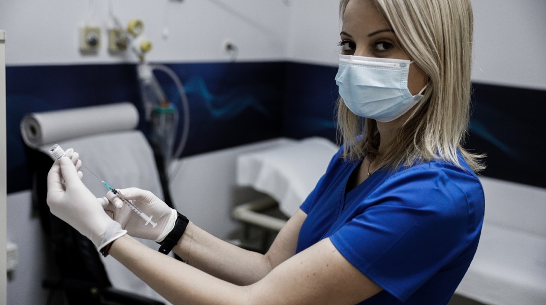 Στιγμιότυπο από το Εμβολιαστικό Κέντρο στο Ασκληπιείο Βούλας