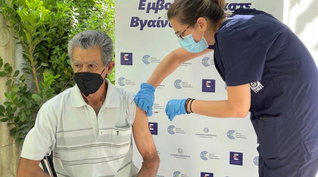 Εμβολιασμός πολιτών κατά του κορωνοϊού σε εκκλησία στις Αρχάνες Ηρακλείου Κρήτης