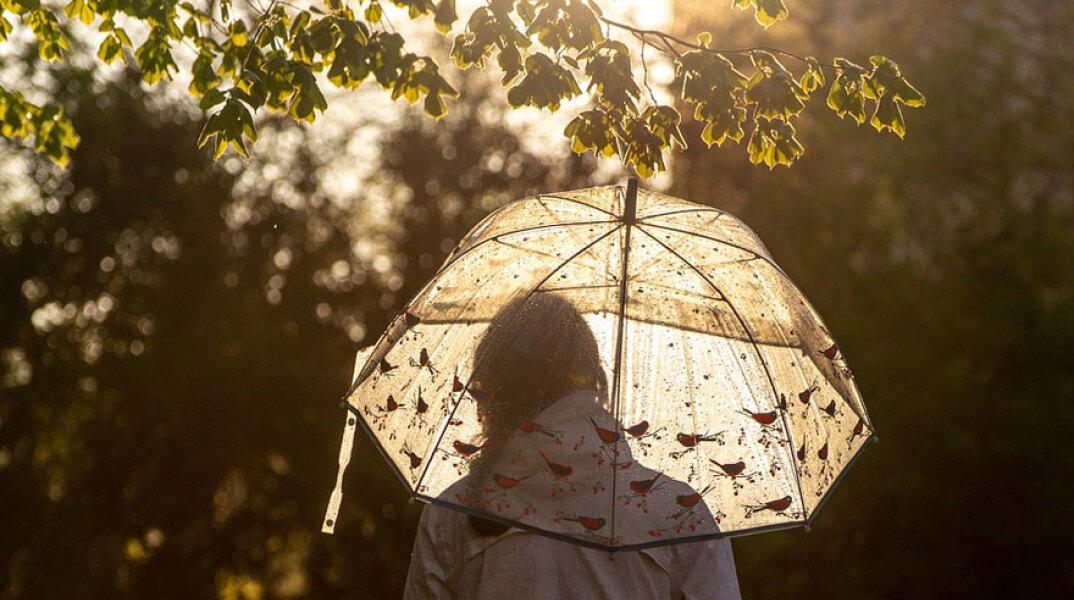 Κοπέλα με ομπρέλα (ΦΩΤΟ ΑΡΧΕΙΟΥ) - Βροχερός ο καιρός αύριο Τρίτη 7 Σεπτεμβρίου 2021