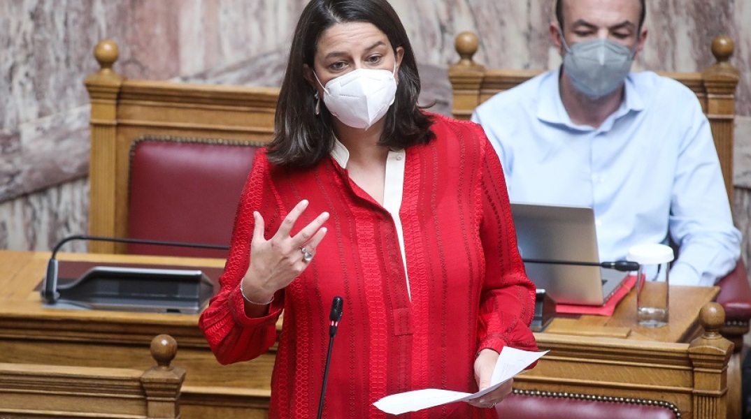Η υπουργός Παιδείας, Νίκη Κεραμέως, στα έδρανα της Βουλής