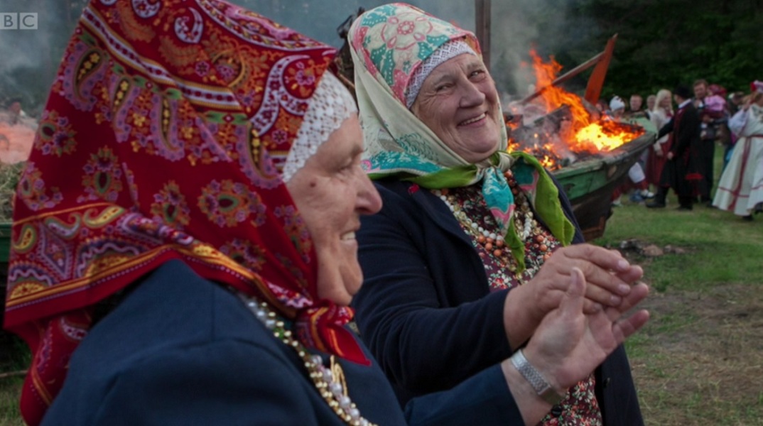 Δύο γυναίκες χορεύουν κατά τη διάρκεια παραδοσιακής εκδήλωσης στο Κίχνου, της Εσθονίας