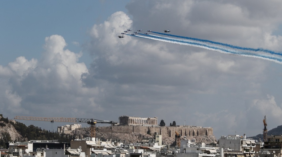 Γαλλικά μαχητικά Rafale και το σμήνος «Patrouille de France» πάνω από την Αθήνα