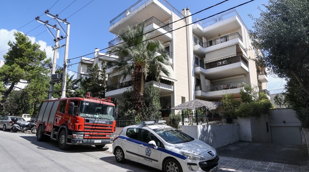 Η πολυκατοικία στη Ραφήνα, όπου 44χρονος βρέθηκε κρεμασμένος από το  μπαλκόνι του