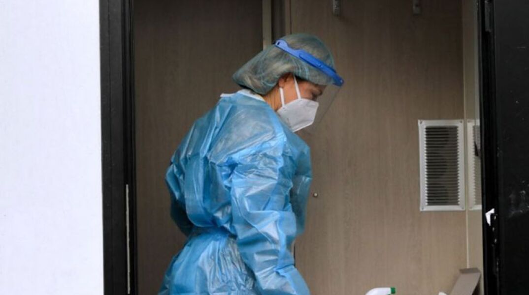 Υγειονομικός σημειώνει αποτέλεσμα μετά από δωρεάν rapid test για κορωνοϊό σε πολίτη