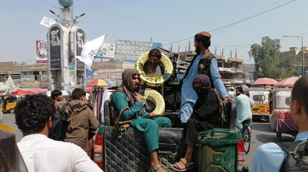 Ο άνδρας με τα λάστιχα στον λαιμό σε πόλη στο Αφγανιστάν - Οι Ταλιμπάν ανέφεραν ότι τον «τιμώρησαν» επειδή πήγε να τα κλέψει