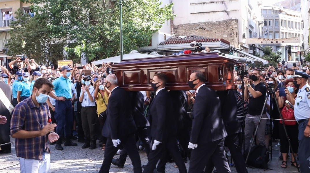 Μίκης Θεοδωράκης: Σε λαϊκό προσκύνημα η σορός του