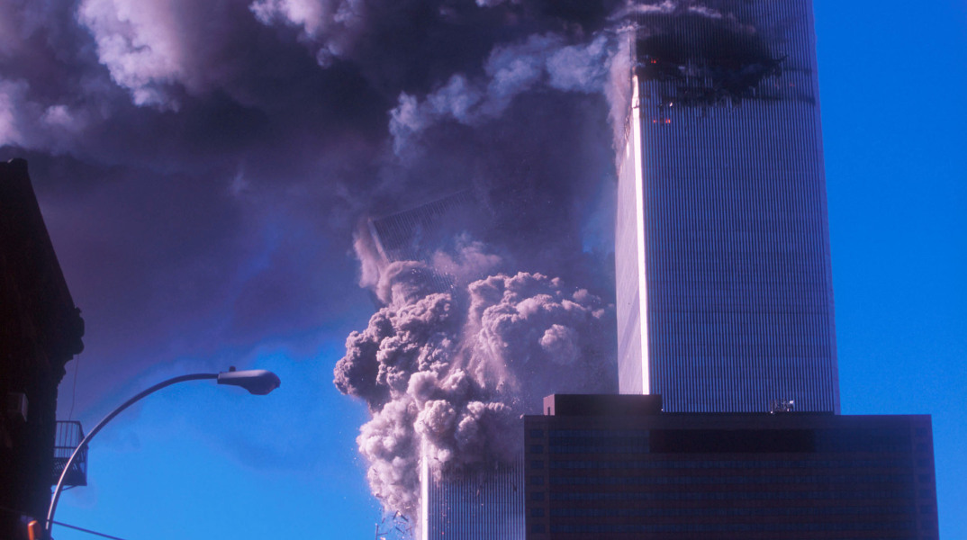 Στιγμιότυπο από την επίθεση της 11ης Σεπτεμβρίου 2001 στο World Trade Center στη Νέα Υόρκη