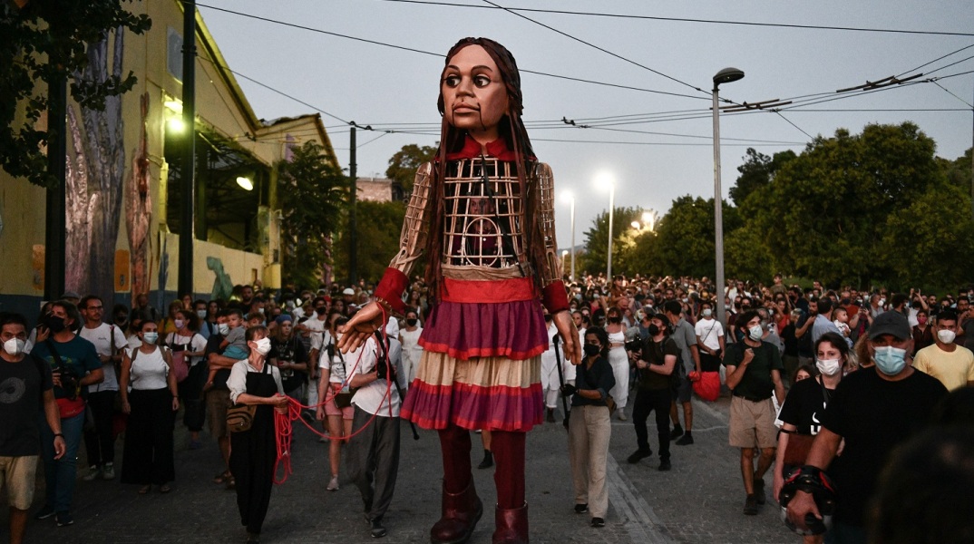 Στιγμιότυπο από την περιφορά της Κούκλας Αμάλ στην Αθήνα