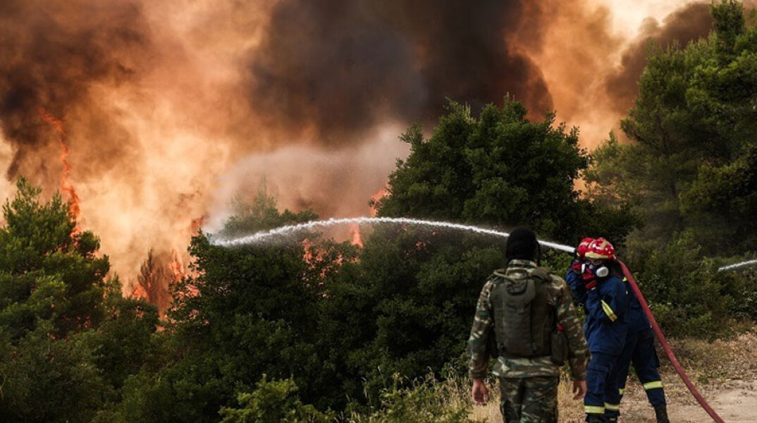Πυροσβέστες ρίχνουν νερό σε πυρκαγιά (ΦΩΤΟ ΑΡΧΕΙΟΥ) - Εστάλη μήνυμα 112 σε κατοίκους για τη φωτιά στο Δίστομο