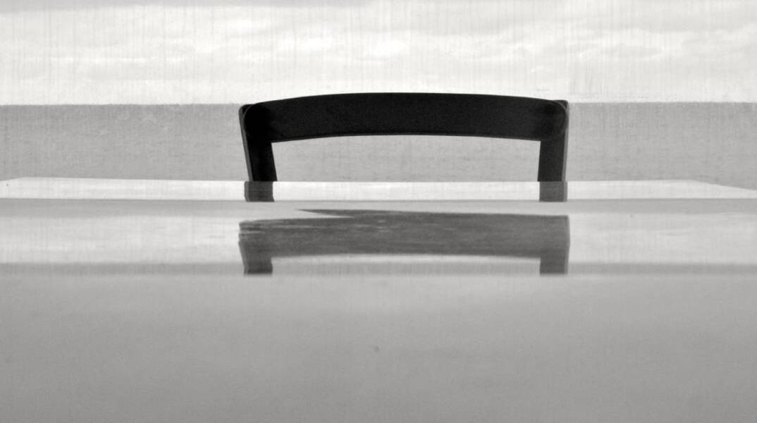 Φωτογραφία στο εξώφυλλο της συλλογής «Ποιήματα» του Ηλία Ευθυμιόπουλου (εκδ. ATHENS VOICE BOOKS)