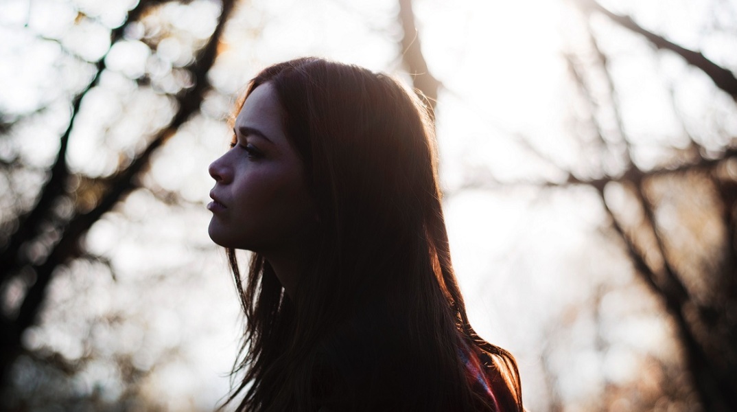 Ενα κορίτσι σε ένα δάσος.