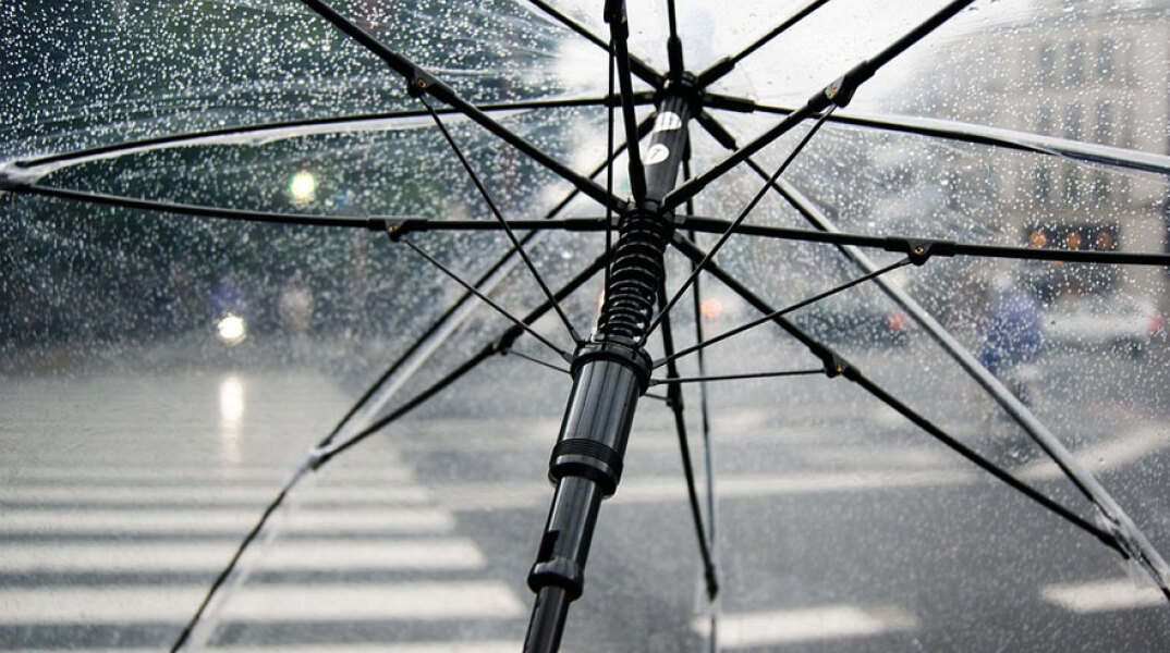 Ομπρέλα στη βροχή (ΦΩΤΟ ΑΡΧΕΙΟΥ) - Βροχές και καταιγίδες έχει ο καιρός αύριο Τετάρτη 8 Σεπτεμβρίου, σύμφωνα με την πρόγνωση του meteo