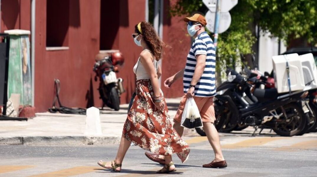 Πολίτες με μάσκα προστασίας από τον κορωνοϊό