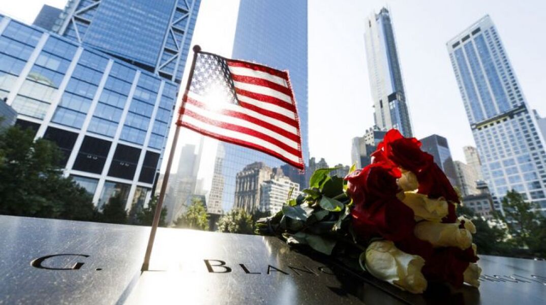 Λουλούδια στο μνημείο της 11ης Σεπτεμβρίου
