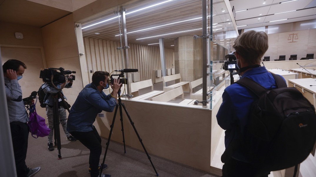 Η ειδικά διαμορφωμένη αίθουσα του δικαστηρίου στο Παρίσι για τη δίκη των κατηγορούμενων Τζιχαντιστών