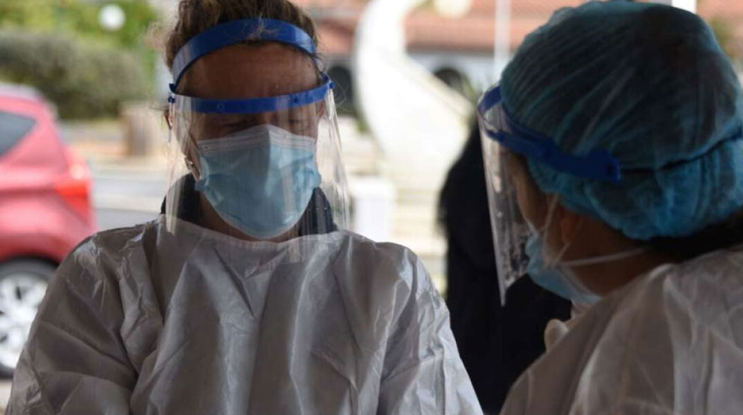 Υγειονομικοί από κινητό κλιμάκιο του ΕΟΔΥ διενεργούν δωρεάν rapid test για κορωνοϊό (ΦΩΤΟ ΑΡΧΕΙΟΥ) - Σε 156 σημεία την Τετάρτη 8 Σεπτεμβρίου 2021