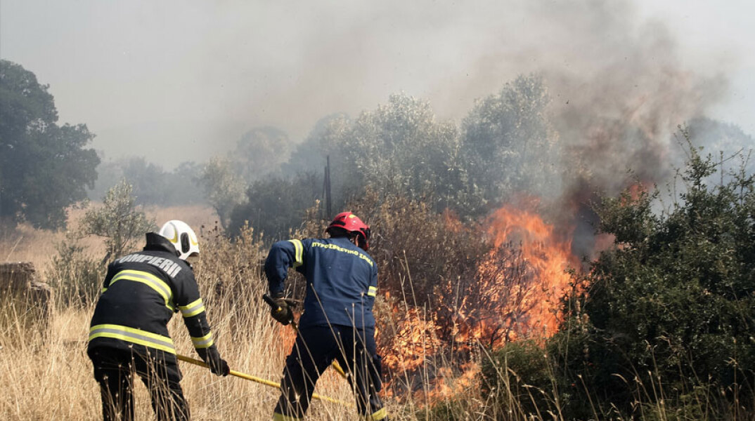Πυροσβέστες επιχειρούν σε πυρκαγιά (ΦΩΤΟ ΑΡΧΕΙΟΥ) - Φωτιά ξέσπασε στο Ιατρικό Διαβαλκανικό Κέντρο της Θεσσαλονίκης