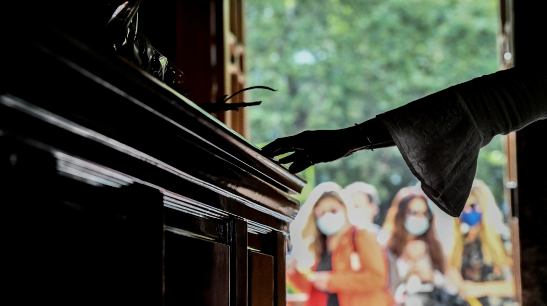 Δεύτερη ημέρα του λαϊκού προσκυνήματος, στη σορό του Μίκη Θεοδωράκη στη Μητρόπολη Αθηνών 