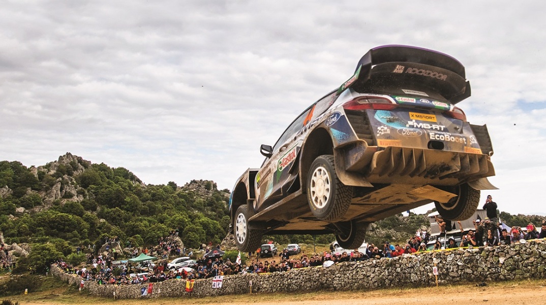 Ένα αυτοκίνητο κατά τη διάρκεια ενός αγώνα.