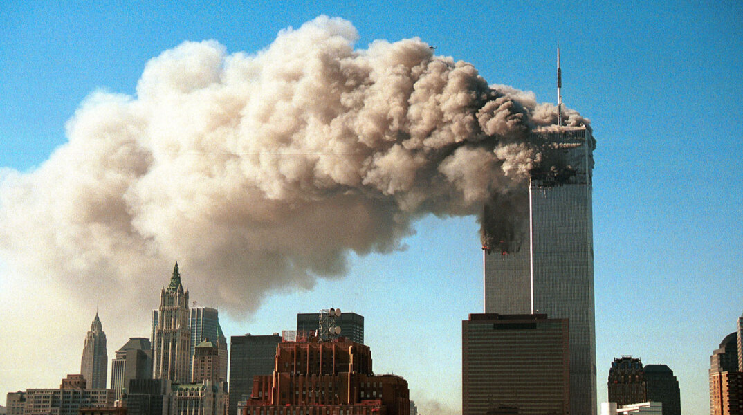 Οι Δίδυμοι Πύργοι της Νέα Υόρκης φλέγονται μετά το τρομοκρατικό χτύπημα στις 9/11/2001