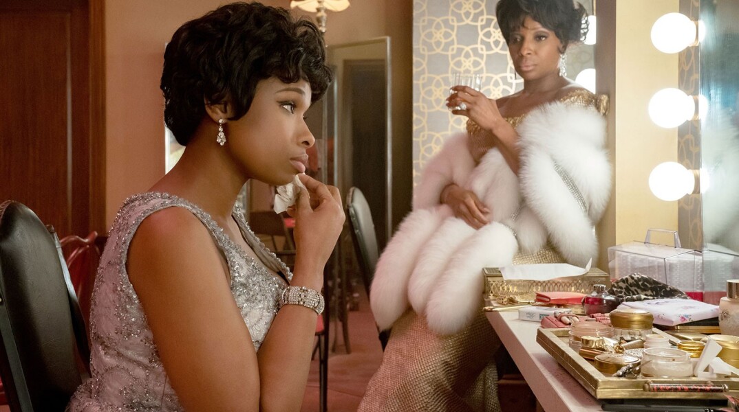 Η ηθοποιός Τζένιφερ Χάντσον ως Αρίθα Φράνκλιν βάφεται στον καθρέφτη - Σκηνή από τη βιογραφική ταινία "Aretha"