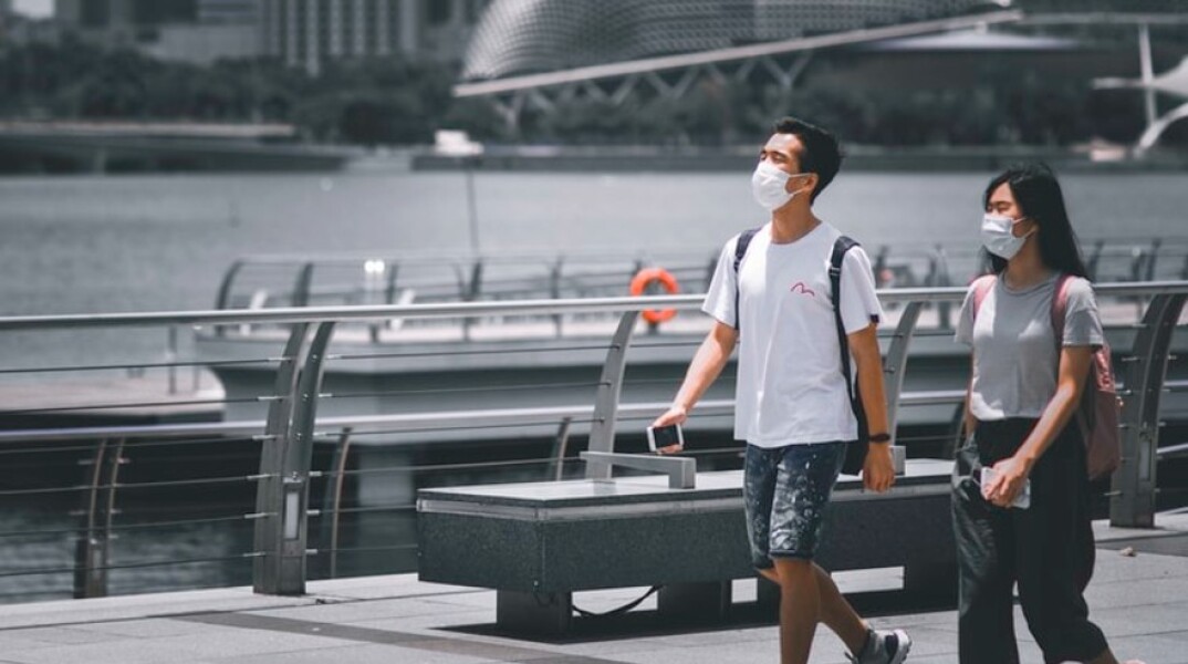 Κορωνοϊός - Πολίτες με μάσκα