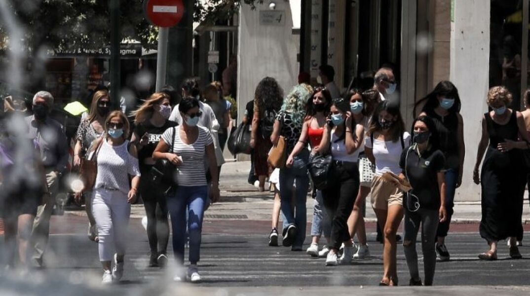 Πολίτες με μάσκα στο κέντρο της Αθήνας - Σε ποιες περιοχές επιβεβαιώθηκαν τα νέα κρούσματα το τελευταίο 24ωρο