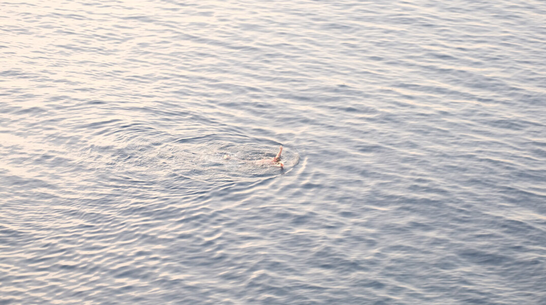 Άνδρας που κάνει μπάνιο στη θάλασσα