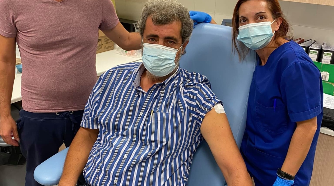 Ο Παύλος Πολάκης μετά τον εμβολιασμό του