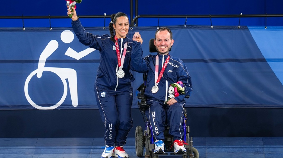 O Γρηγόρης Πολυχρονίδης, ποζάρει με το ασημένιο μετάλλιο στην τελετή απονομής, κατά τη διάρκεια των Παραολυμπιακών Αγώνων στο Τόκιο 2020